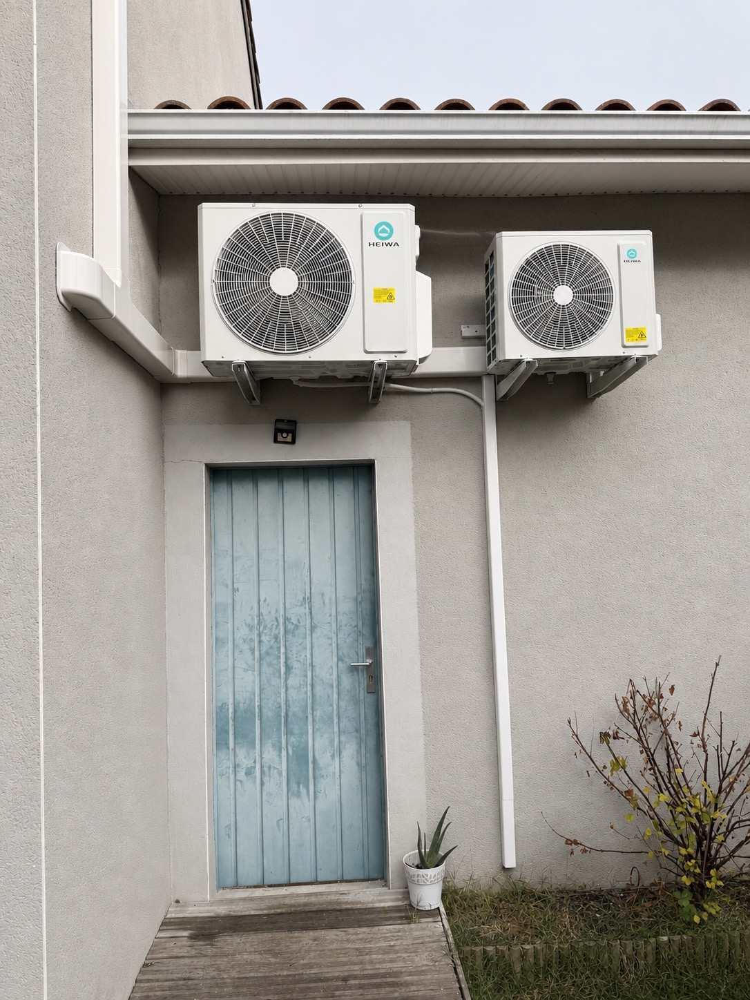 Deux groupes extérieurs Heiwa d’une installation multi-split et mono-split à Cornebarrieu en Haute-Garonne