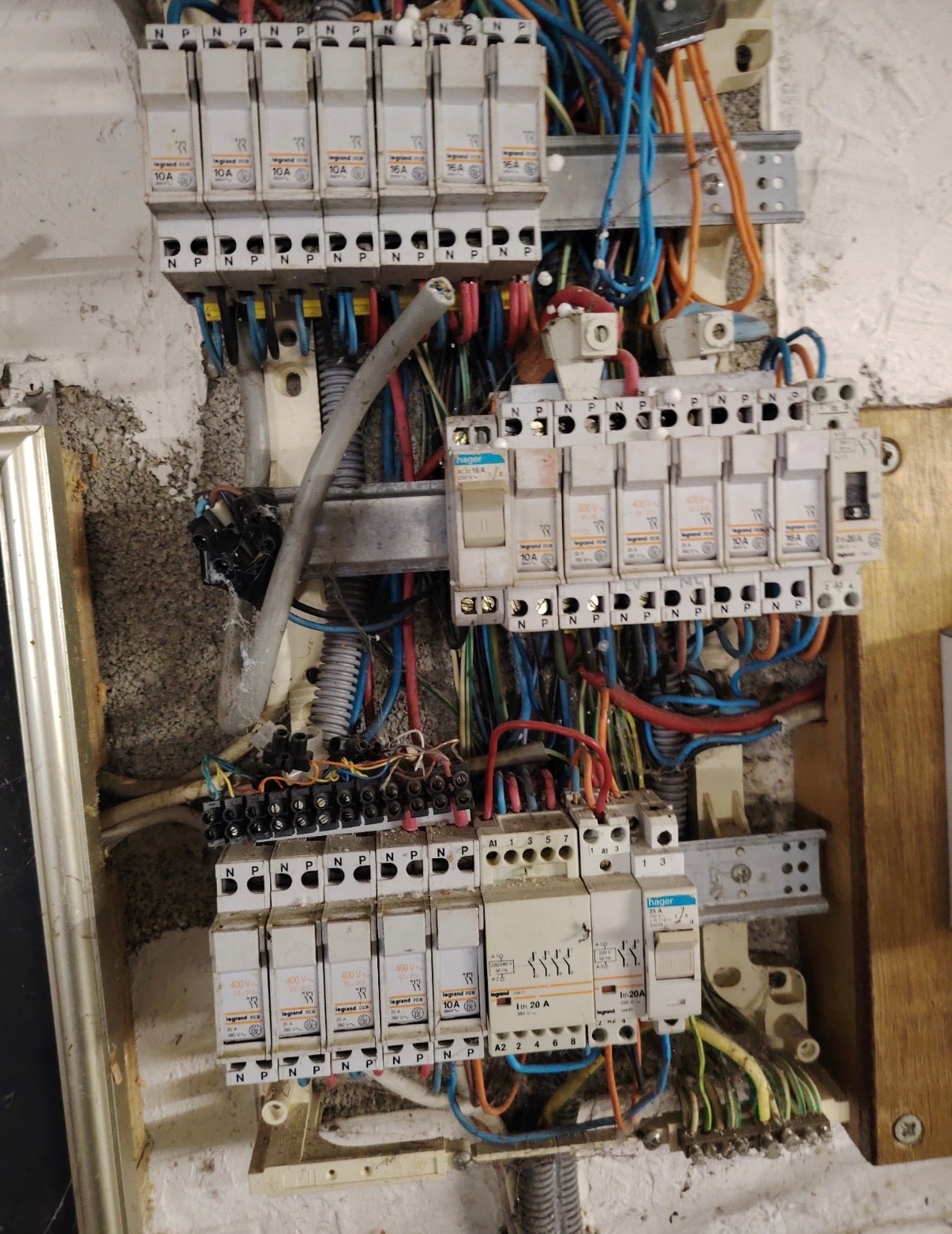 Ancien câblage du tableau électrique avant intervention à Grisolles