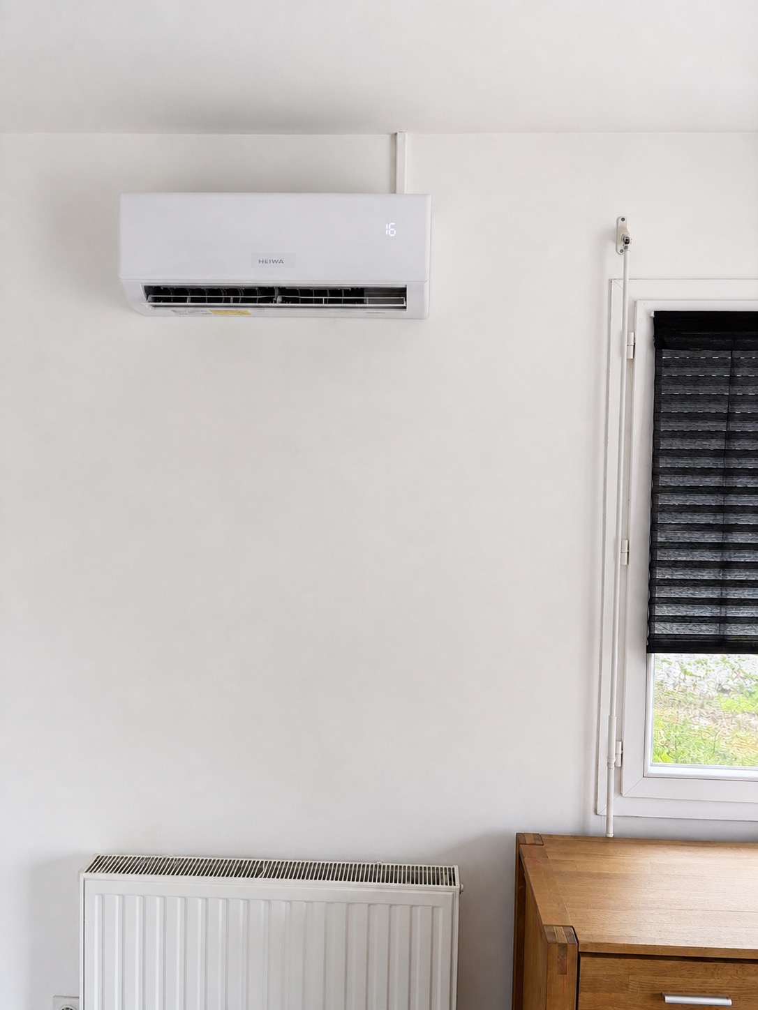 Seconde unité intérieure Heiwa de 3,5 kW installée dans un grand salon à Cieurac