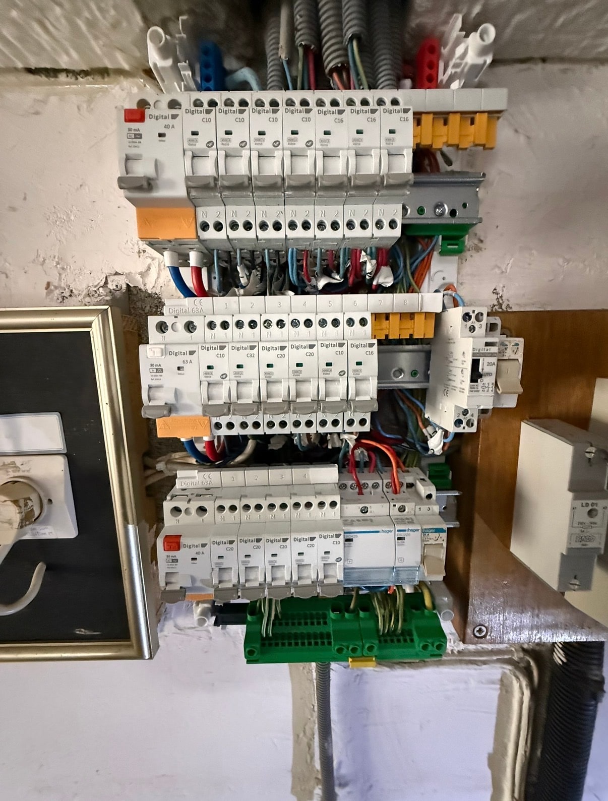 Nouveau tableau électrique trois rangées avant fermeture à Grisolles