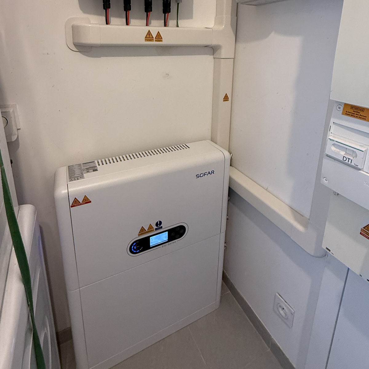 Onduleur et batterie Sofar de 5 kWh installés à Cieurac