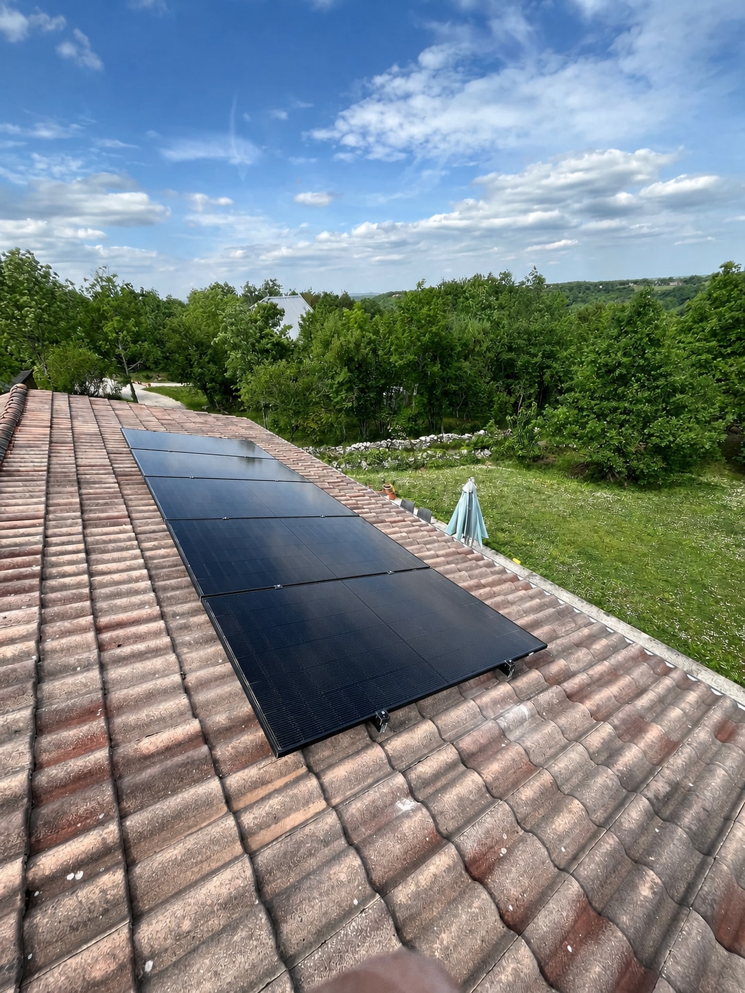 Dix panneaux DMEGC de 500 Wc installés sur la toiture à Cieurac