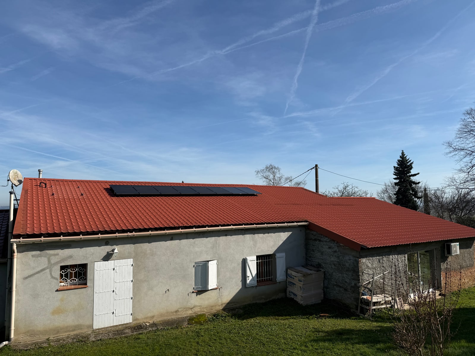 Bâtiment en site rural équipé de panneaux photovoltaïques à Labarthe-sur-Lèze