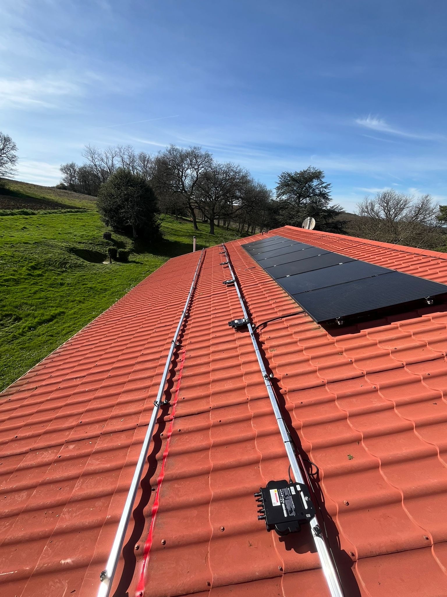 Micro-onduleurs APsystems et rails de fixation de l’installation photovoltaïque de Labarthe-sur-Lèze