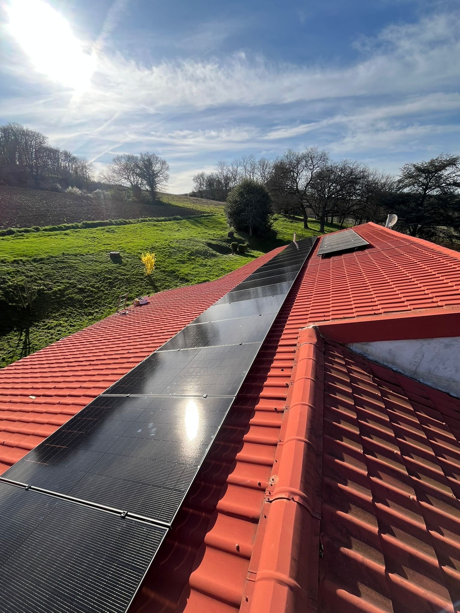 Panneaux DualSun installés sur les différents pans de toiture à Labarthe-sur-Lèze