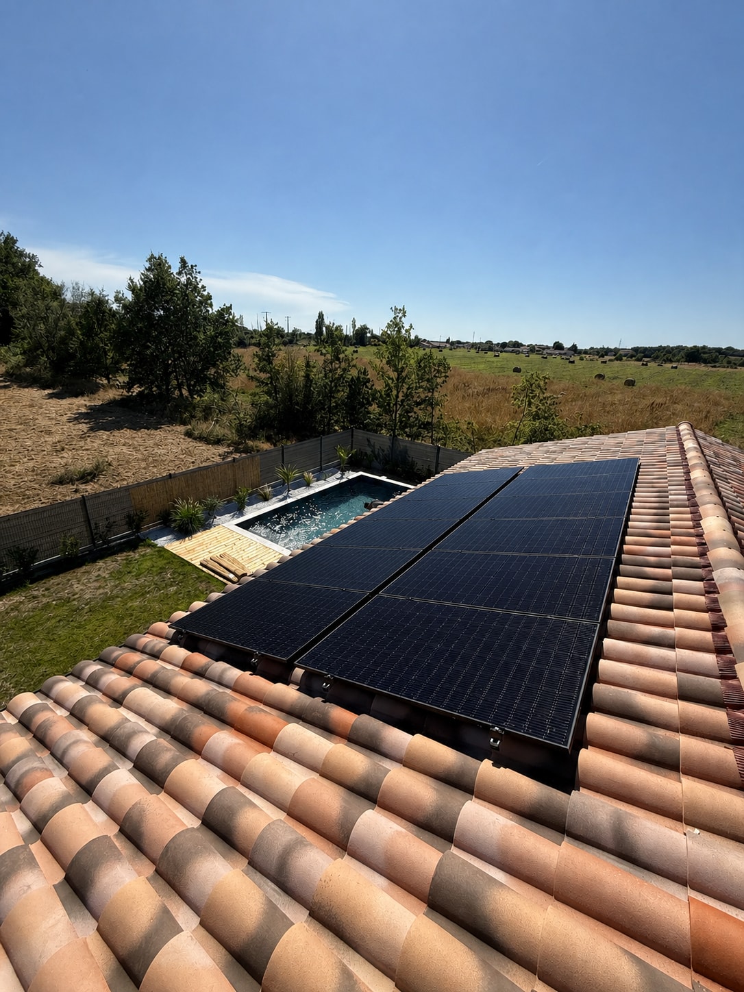 Douze panneaux DualSun de 500 Wc installés sur la toiture d’une maison avec piscine à Launaguet